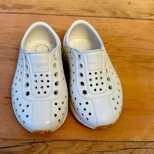 Barely worn natives. These shows are so cute and easy for the littles!size c6